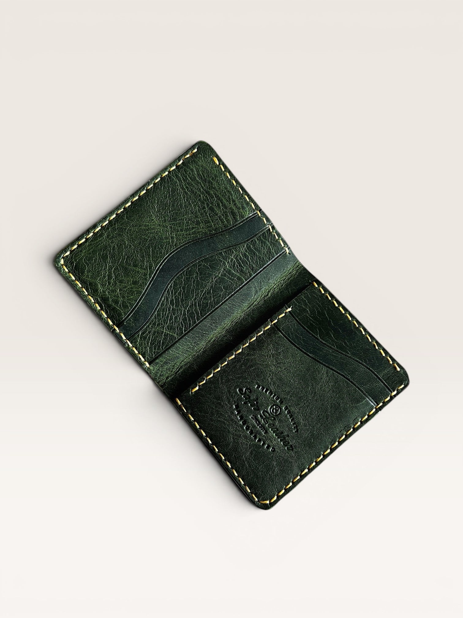 Safir Leather yeşil İtalyan derisi el yapımı cüzdan, kart ve nakit bölmeli, dikiş detaylı.