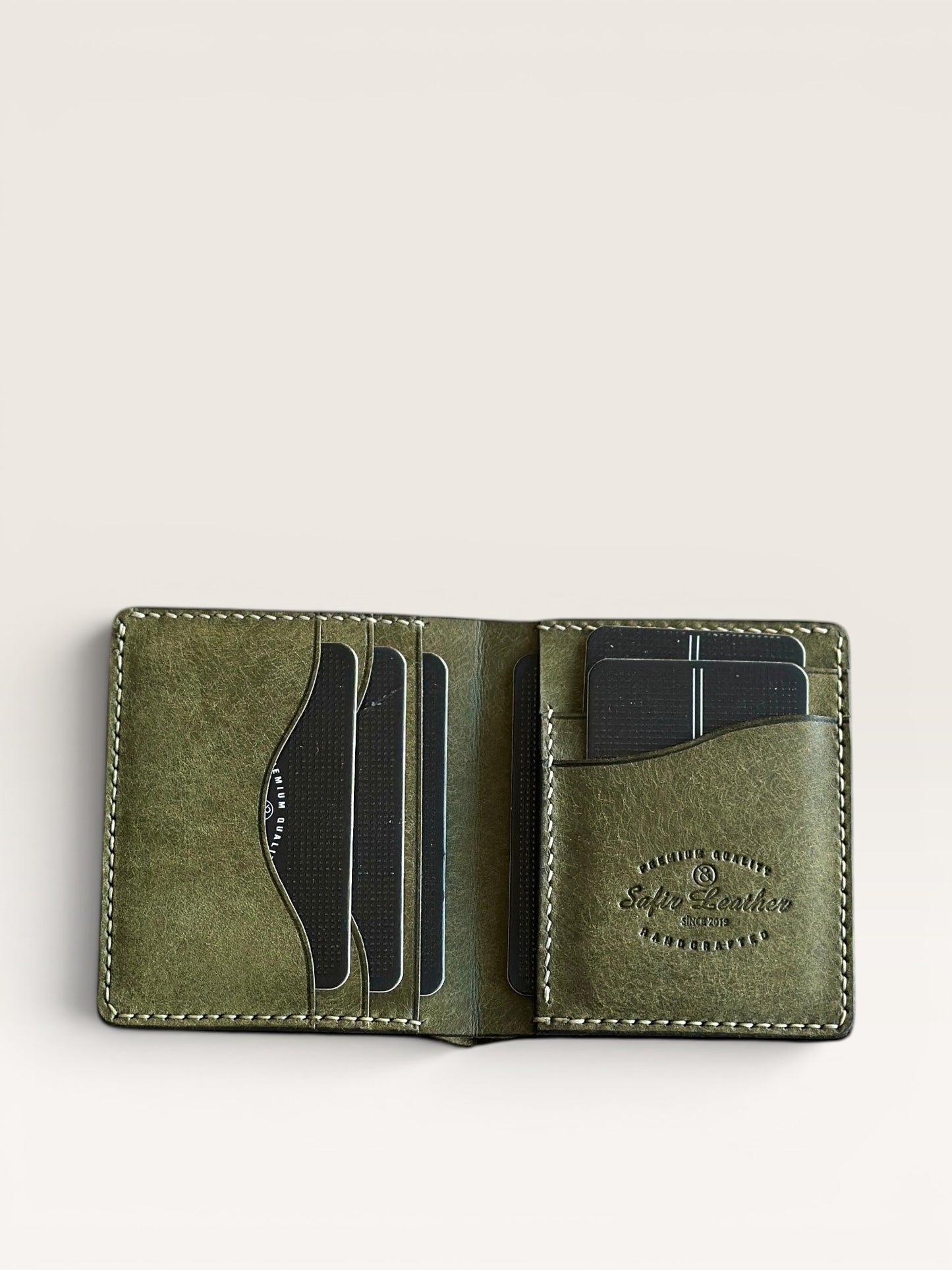 Safir Leather el yapımı yeşil İtalyan deri cüzdan, kart bölmeli ve şık tasarımlı.