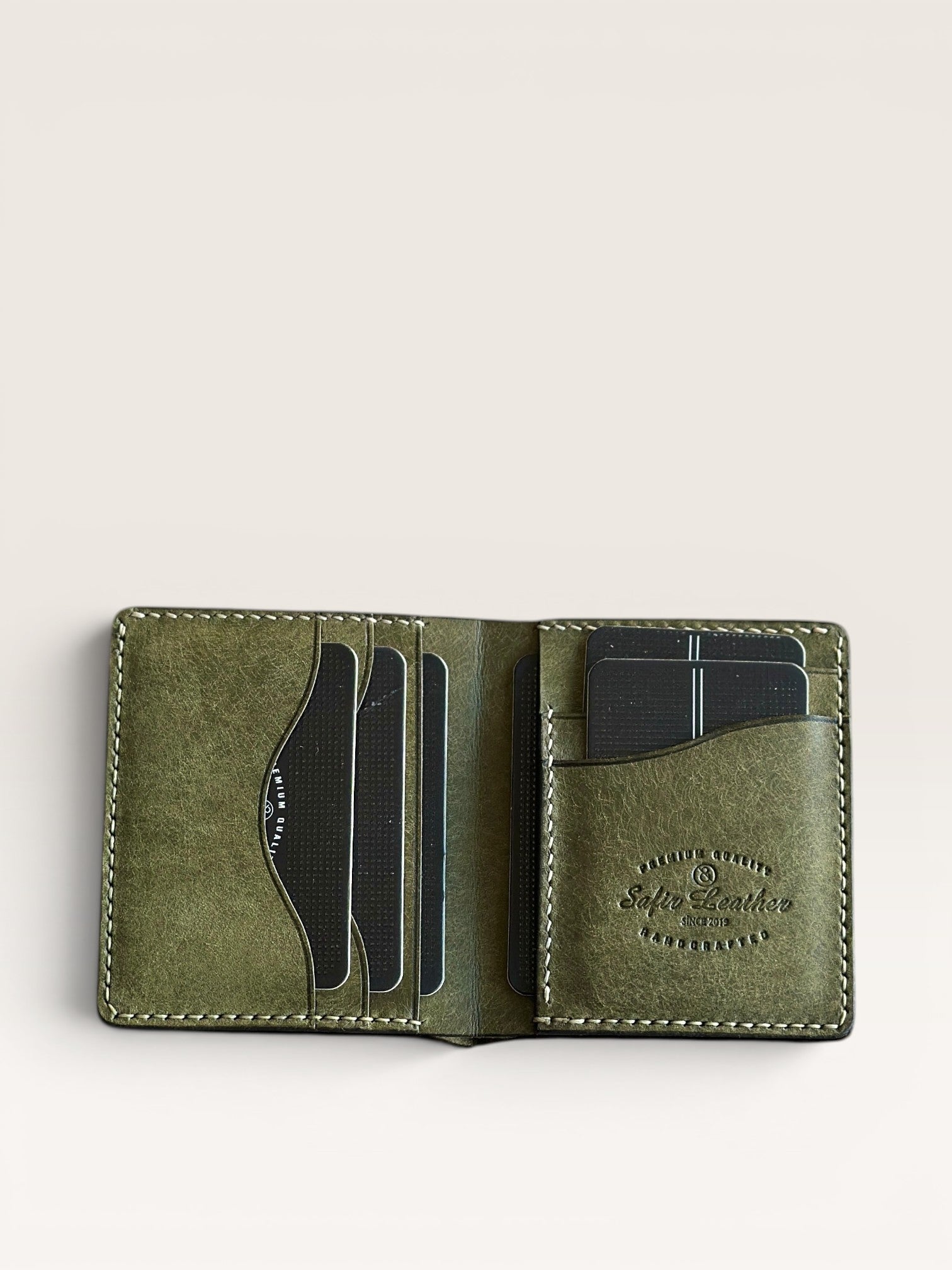 Safir Leather el yapımı yeşil İtalyan deri cüzdan, kart bölmeli ve şık tasarımlı.