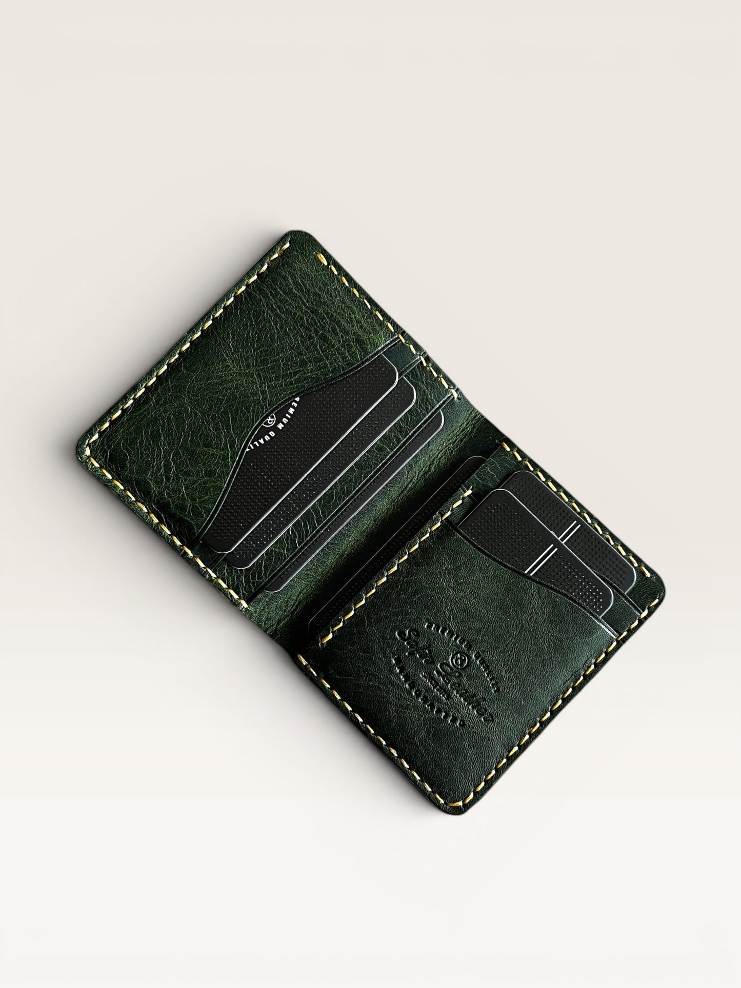 Safir Leather yeşil İtalyan derisi el yapımı cüzdan, kart bölmeli ve zarif dikiş detaylı.