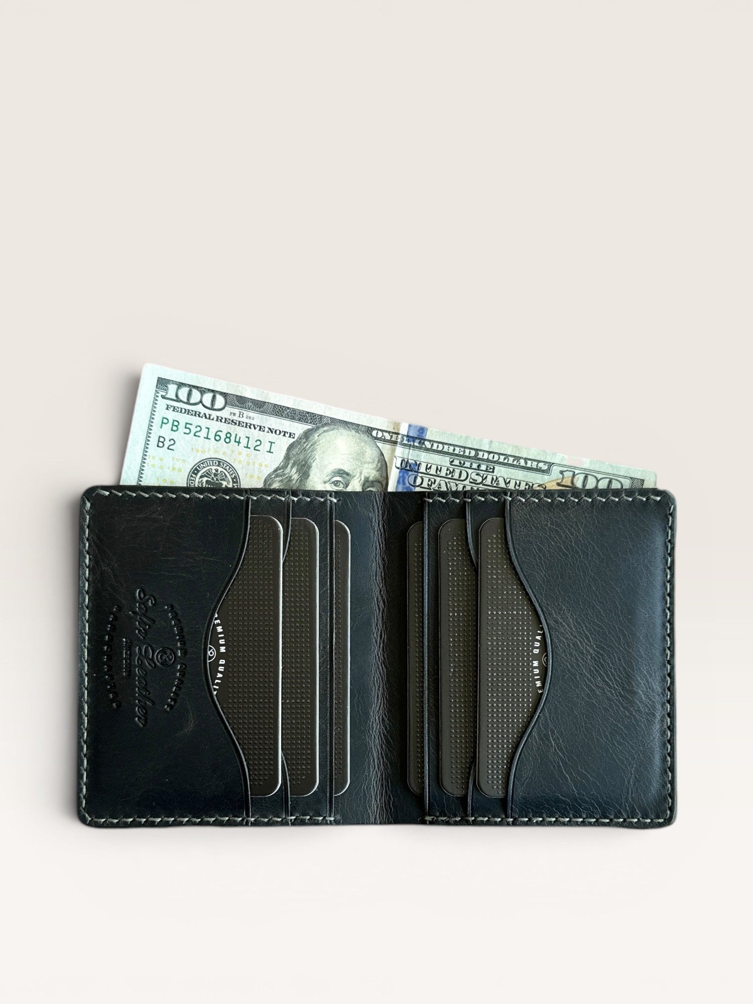 Safir Leather el yapımı, yeşil İtalyan derisi, ince cüzdan. Kart ve nakit bölmeleri bulunur.