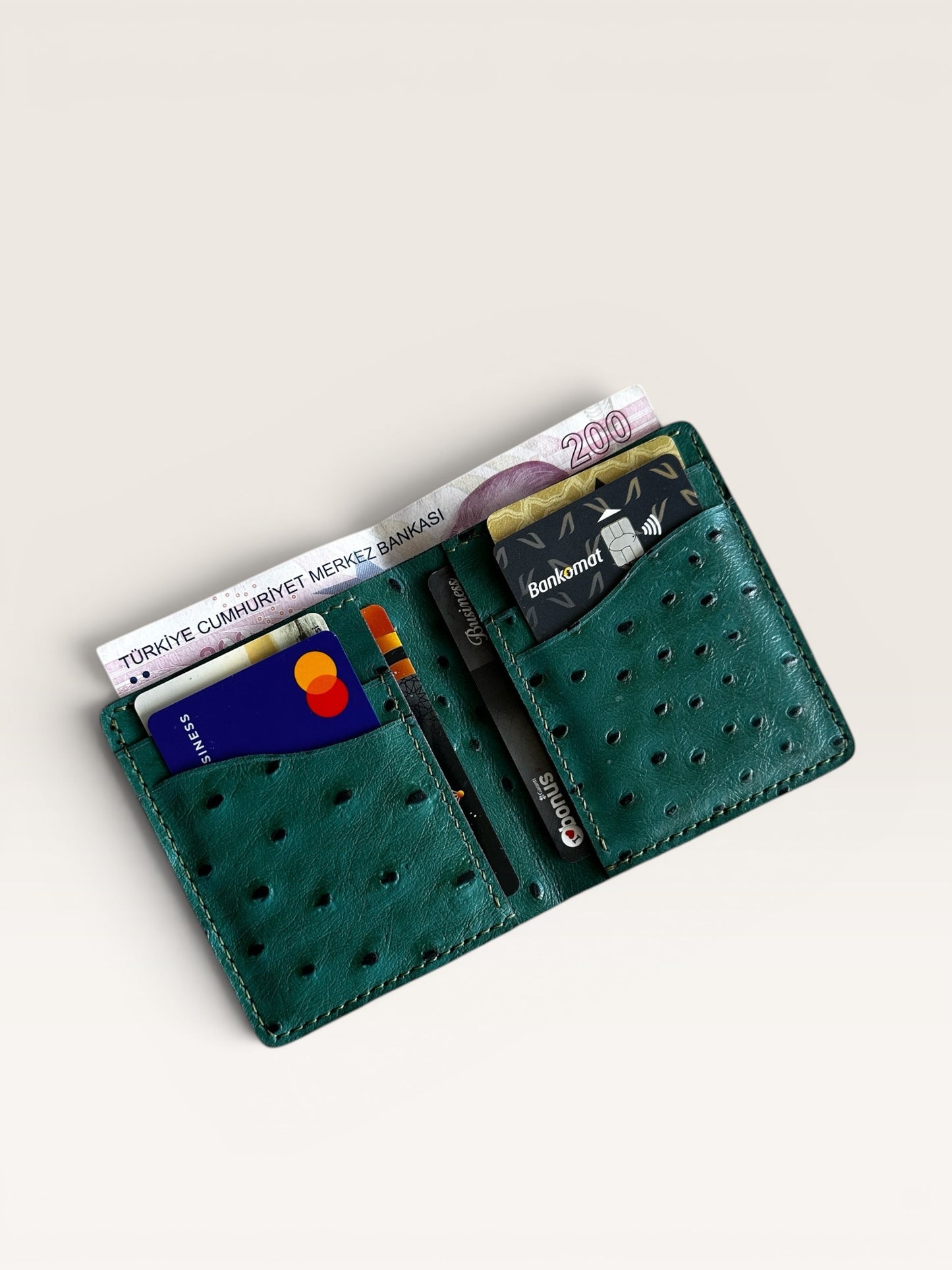 Safir Leather yeşil ve siyah devekuşu derisi cüzdan, elde dikilmiş, kart ve para bölmeli, minimal tasarım.