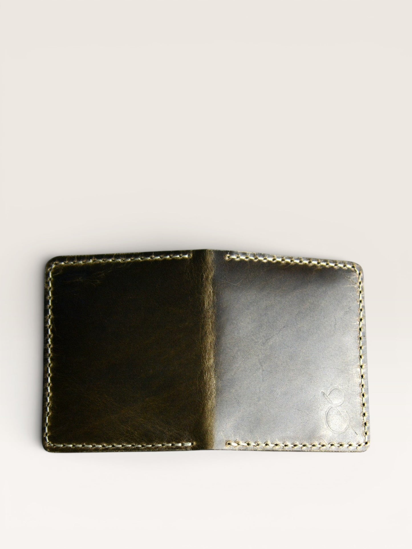 Safir Leather zeytin siyahı renkli, el yapımı, mumlu dikişli, retro görünümlü hakiki dana derisi minimal cüzdan.